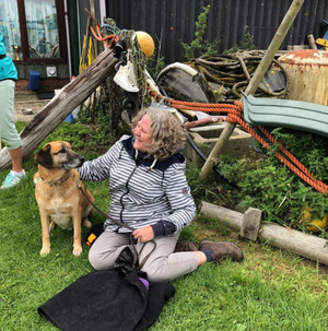 <p>Ik ben erg tevreden met mijn voerbak van pretty paws. Ik heb 2 katten en een hond en met name voor de katten is dit echt ideaal<br/>Zeker een goede aankoop.</p>